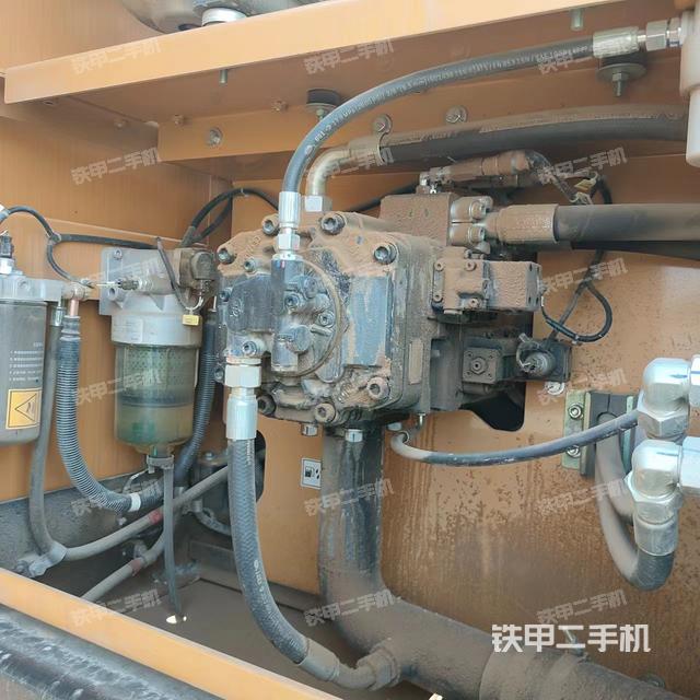 液压泵舱室正面整体（整机外观）