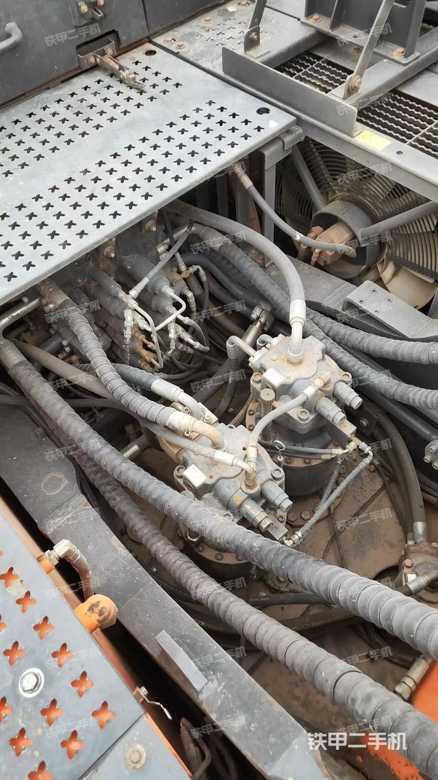 回转马达和主控阀（整机外观）