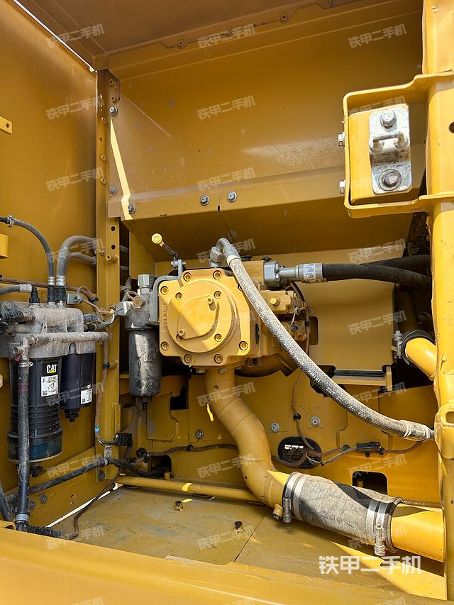 液压泵舱室正面整体（整机外观）