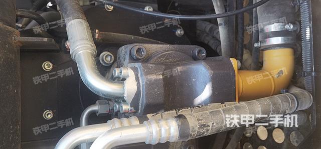 液压泵舱室正面整体（整机外观）