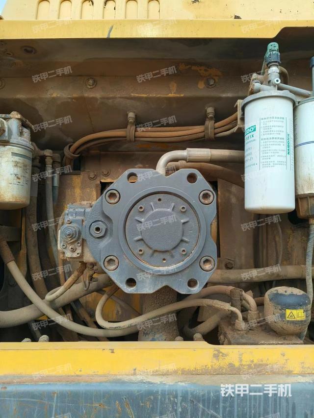 液压泵舱室正面整体（整机外观）