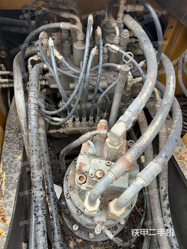 回转马达和主控阀（整机外观）