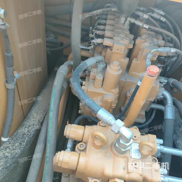 回转马达和主控阀（整机外观）