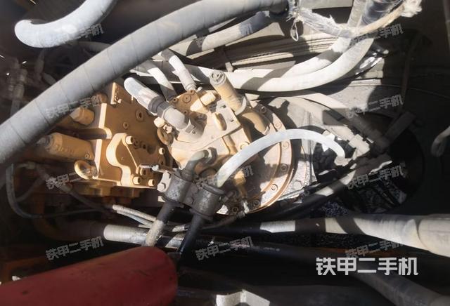 回转马达和主控阀（整机外观）