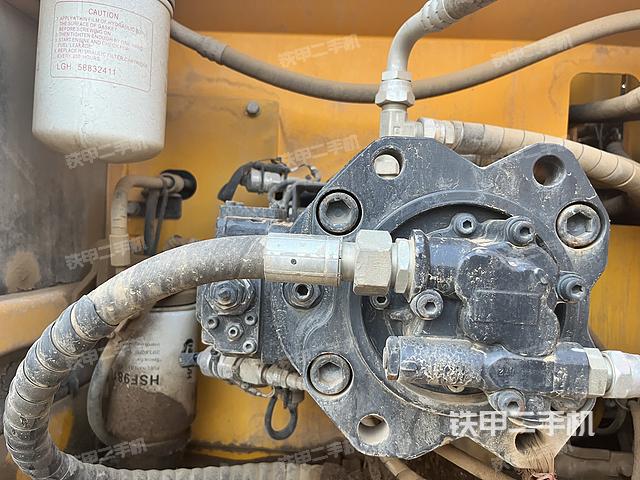 液压泵舱室正面整体（整机外观）