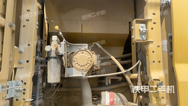 液压泵舱室正面整体（整机外观）