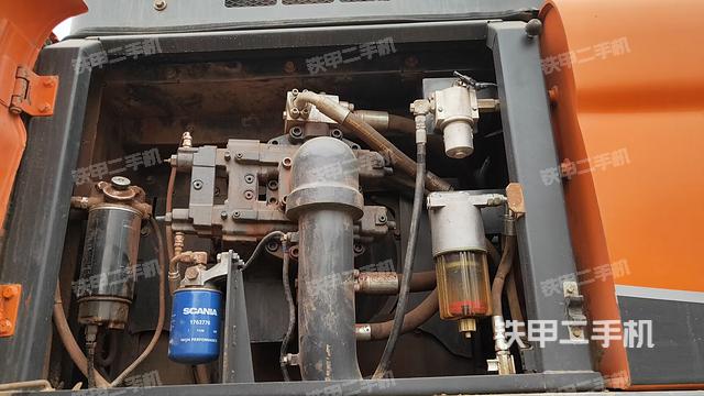 液压泵舱室正面整体（整机外观）