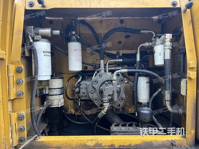 液压泵舱室正面整体（整机外观）