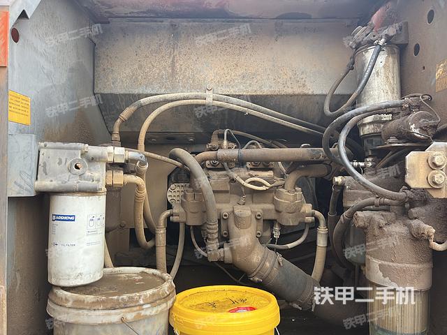 液压泵舱室正面整体（整机外观）