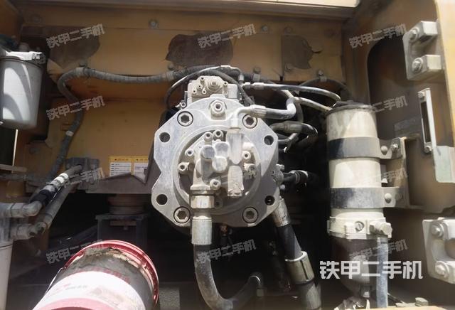 液压泵舱室正面整体（整机外观）