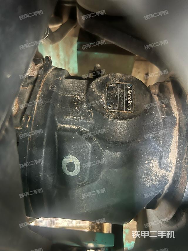 液压泵舱室正面整体（整机外观）