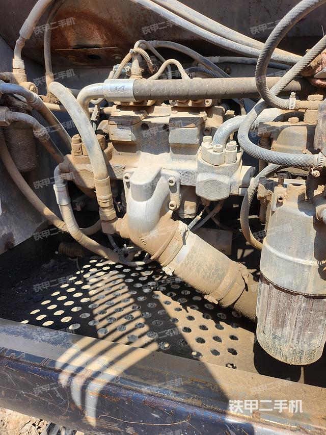 液压泵舱室正面整体（整机外观）