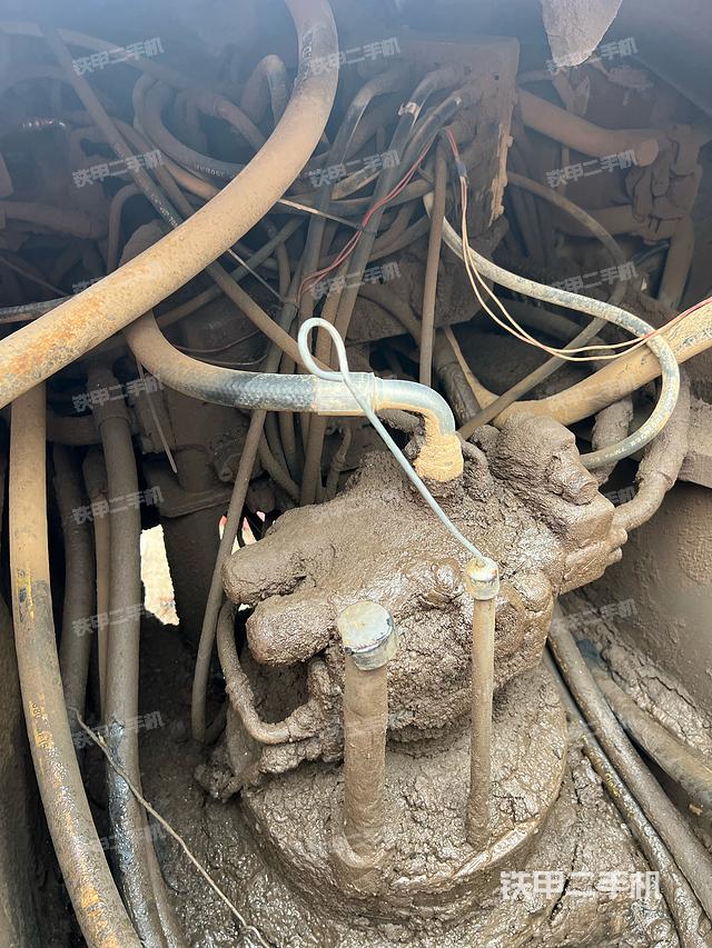 回转马达和主控阀（整机外观）