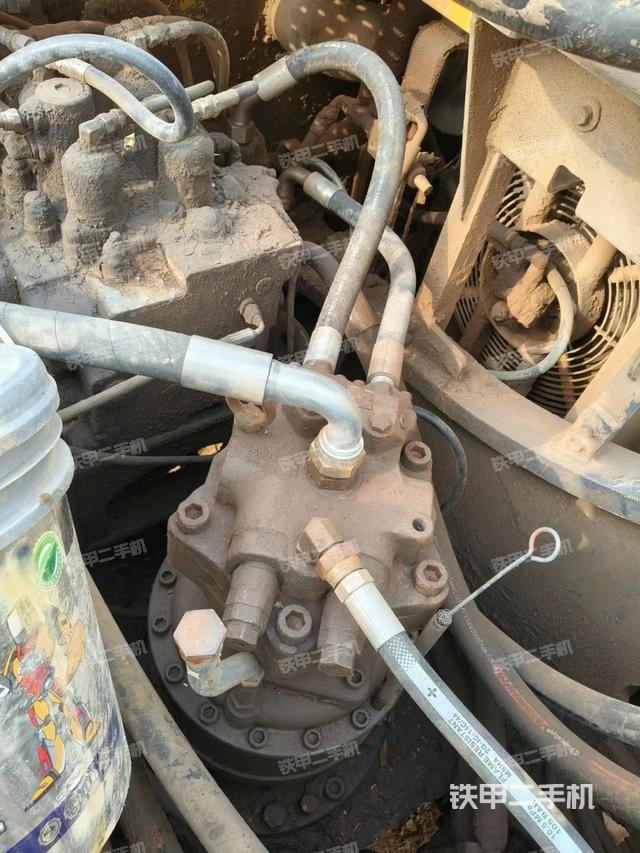 回转马达和主控阀（整机外观）