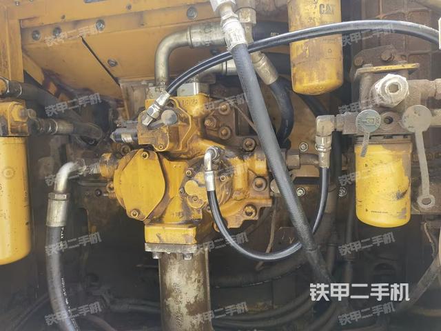 液压泵舱室正面整体（整机外观）