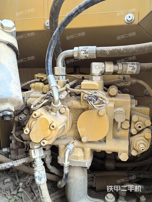 液压泵舱室正面整体（整机外观）