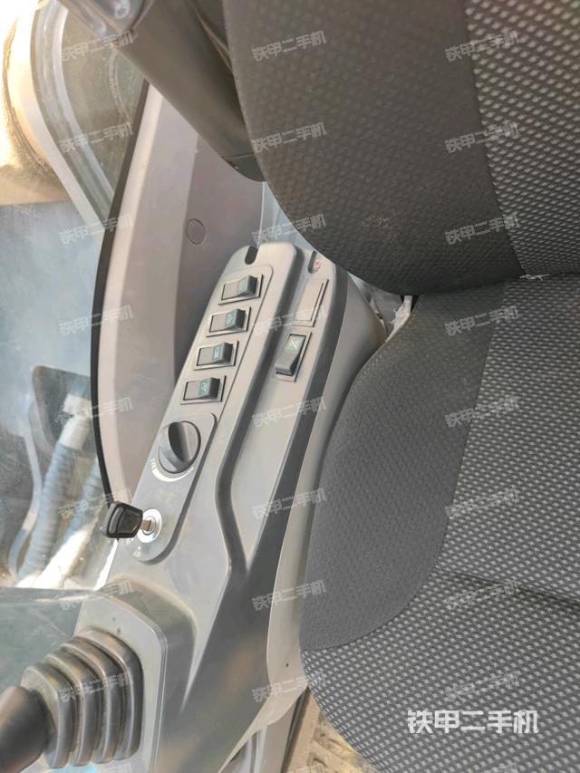 座椅左侧控制台/音响/含左手柄（驾驶室部分）