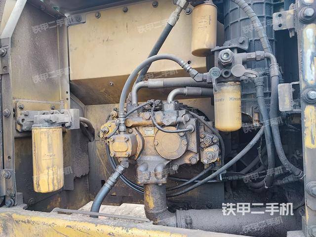 液压泵舱室正面整体（整机外观）