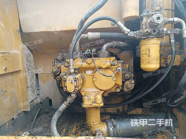 液压泵舱室正面整体（整机外观）