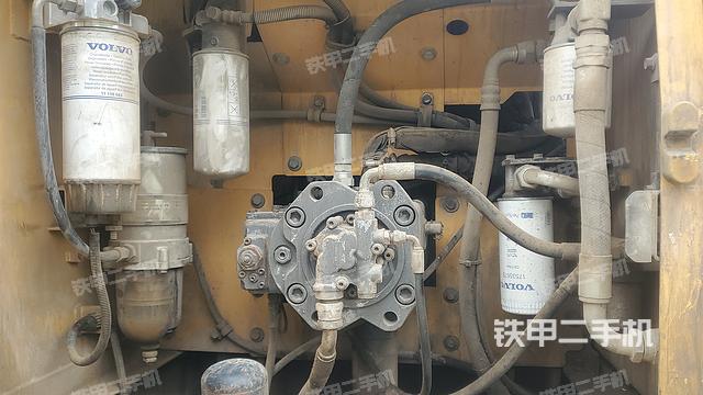 液压泵舱室正面整体（整机外观）