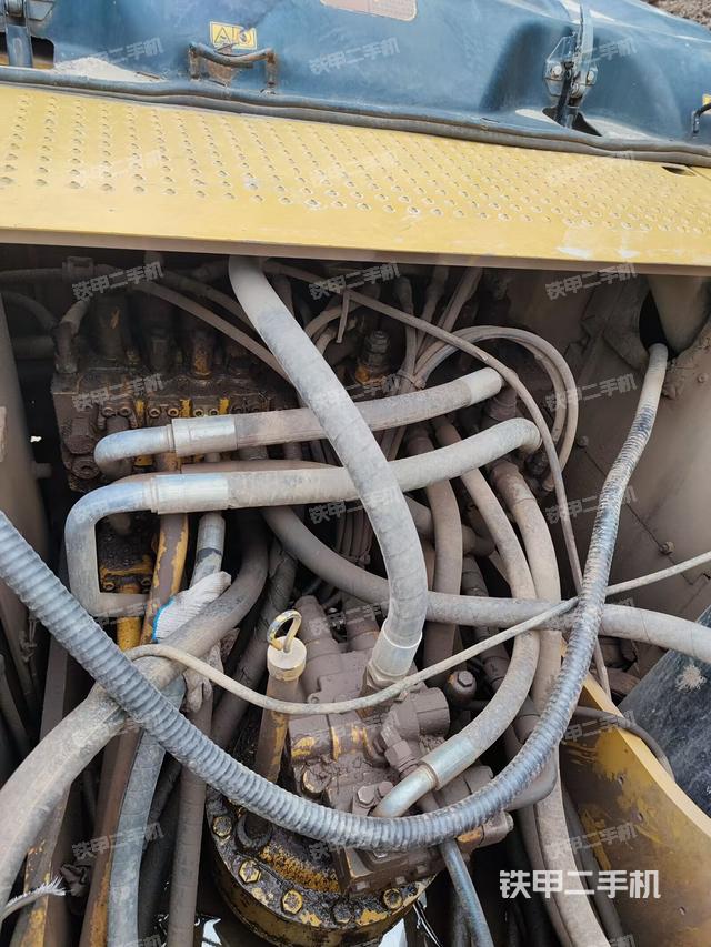 回转马达和主控阀（整机外观）