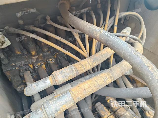 回转马达和主控阀（整机外观）