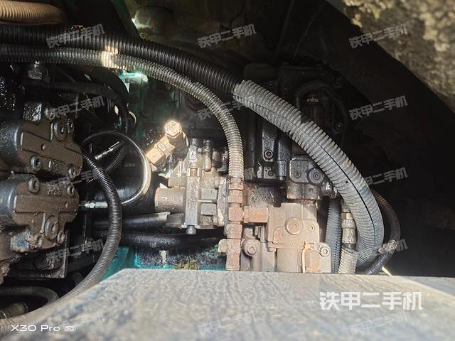液压泵舱室正面整体（整机外观）