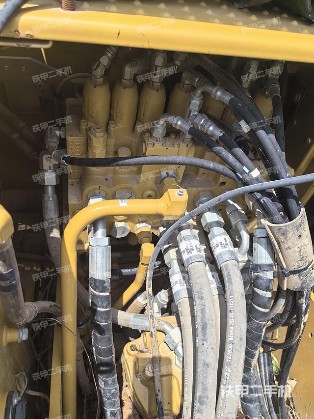 回转马达和主控阀（整机外观）