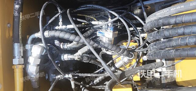 回转马达和主控阀（整机外观）