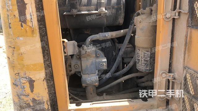 液压泵舱室正面整体（整机外观）