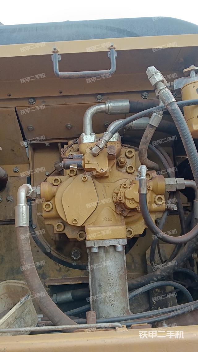 液压泵舱室正面整体（整机外观）