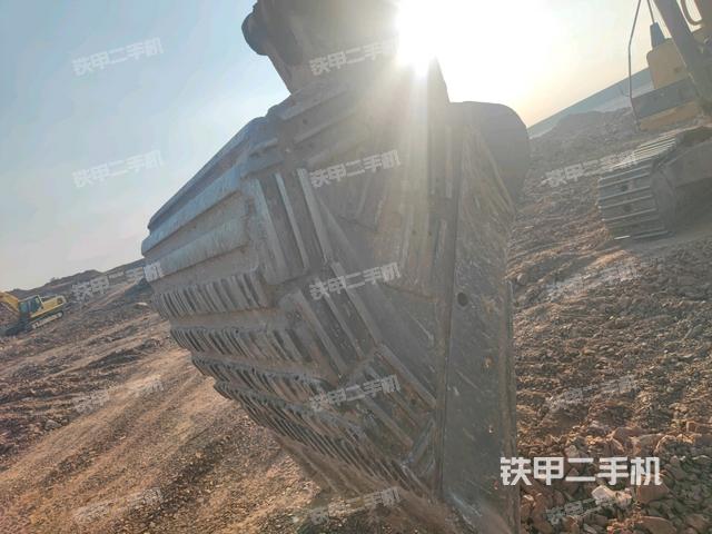 铲斗右后整体(工作和回转装置) 铲斗右后整体(工作和回转装置)