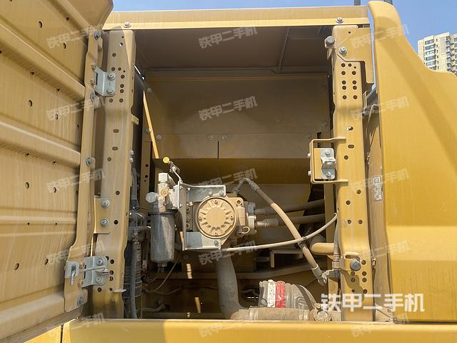 液压泵舱室正面整体（整机外观）