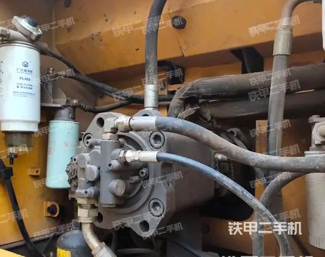 液压泵舱室正面整体（整机外观）