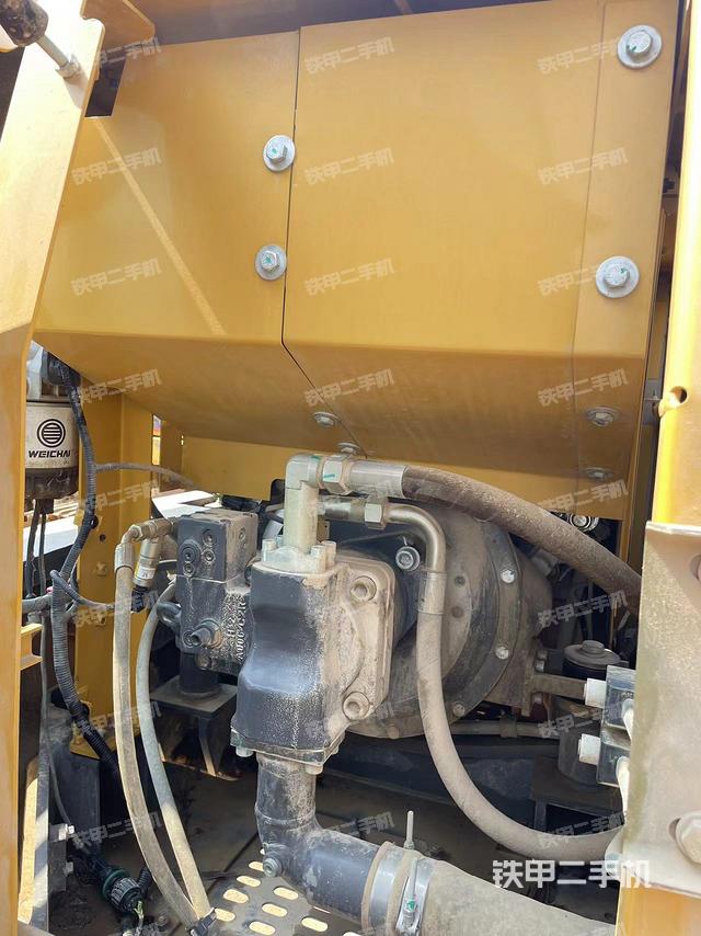 液压泵舱室正面整体（整机外观）