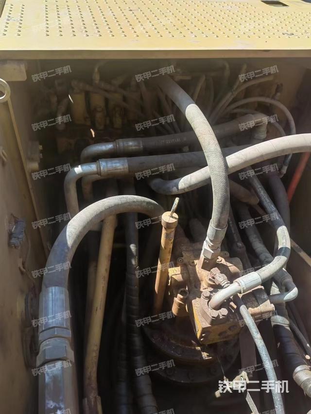 回转马达和主控阀（整机外观）