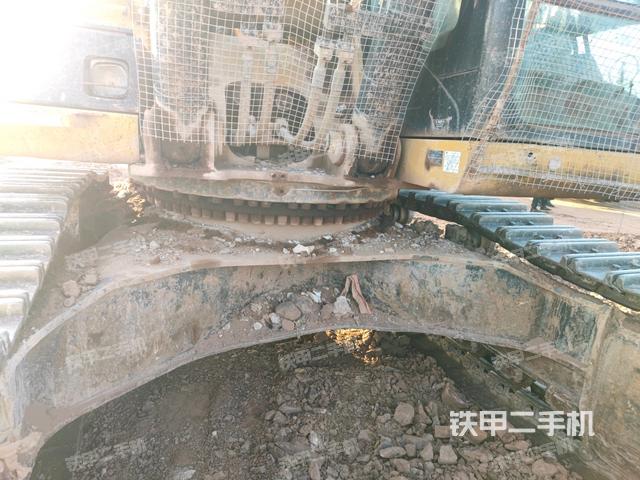 转盘和下车架正前(工作和回转装置) 转盘和下车架正前(工作和回转装置)