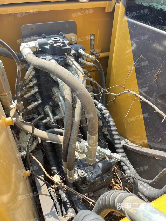 回转马达和主控阀（整机外观）