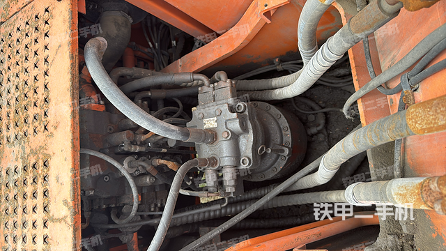 回转马达和主控阀（整机外观）