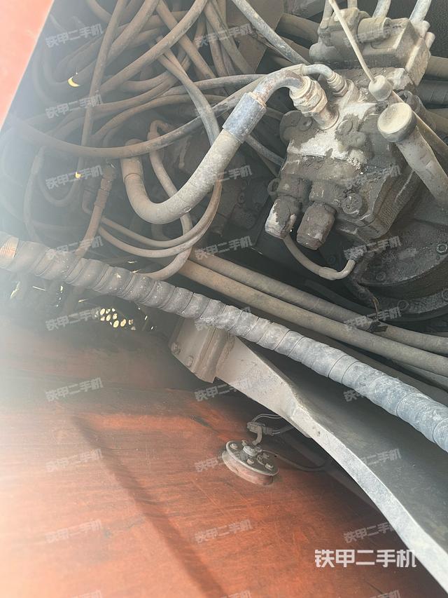 回转马达和主控阀（整机外观）