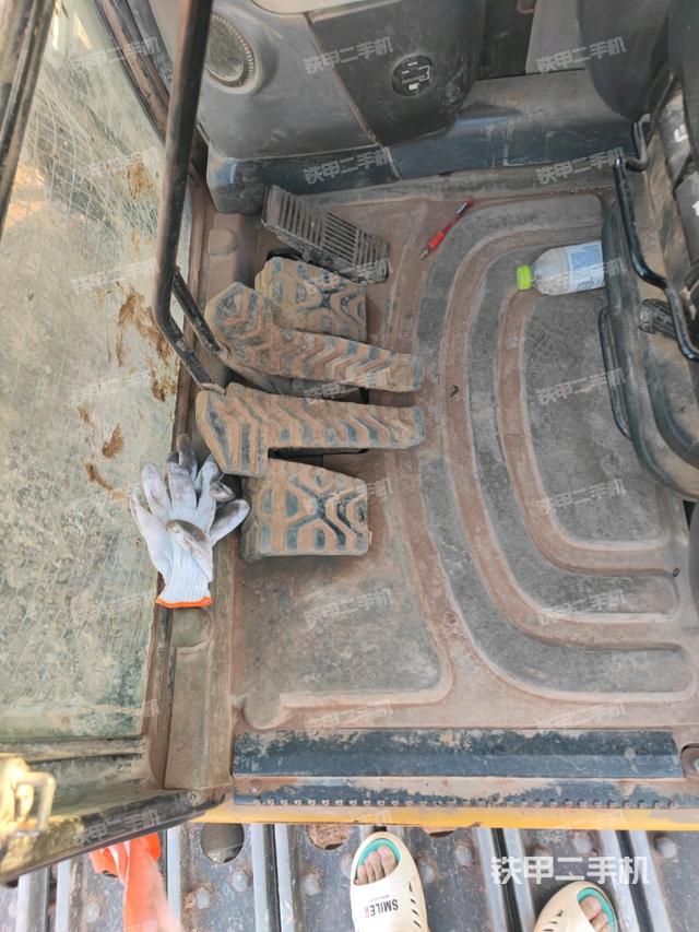 行走控制手柄和踏板 俯拍(驾驶室部分) 行走控制手柄和踏板 俯拍(驾驶室部分)