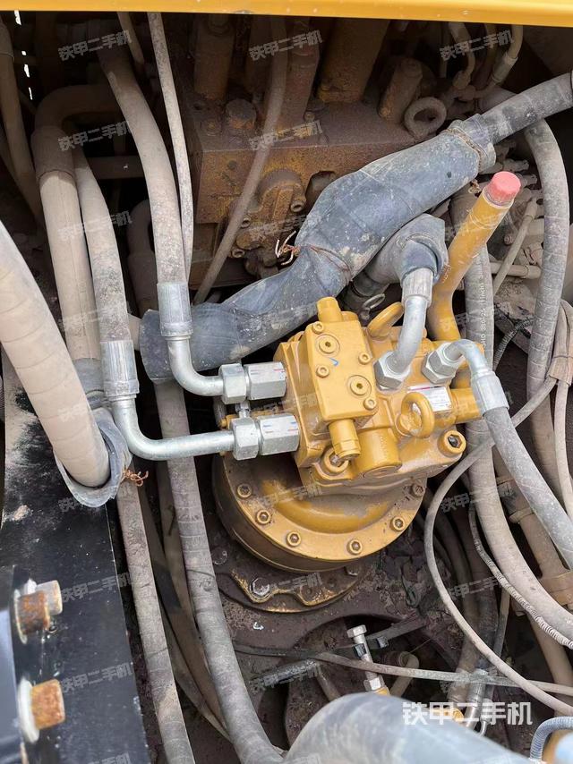 回转马达和主控阀（整机外观）