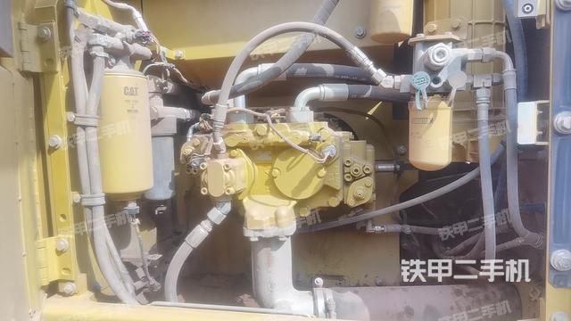 液压泵舱室正面整体（整机外观）