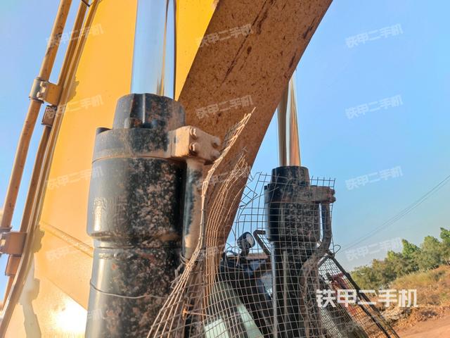 大臂油缸整体 竖拍(工作和回转装置) 大臂油缸整体 竖拍(工作和回转装置)