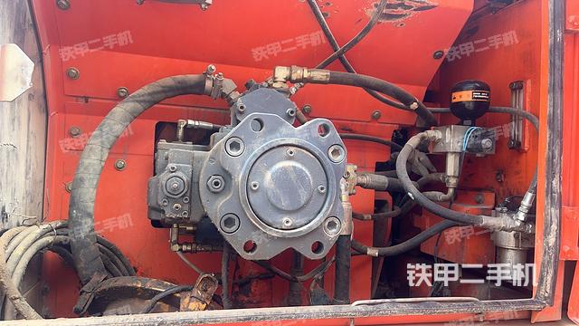 液压泵舱室正面整体（整机外观）