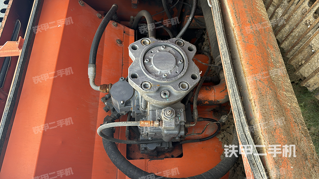 液压泵舱室正面整体（整机外观）