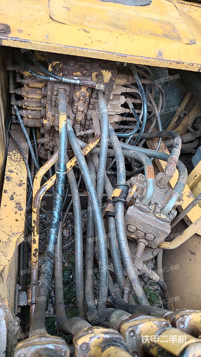 回转马达和主控阀（整机外观）