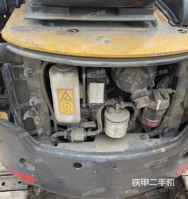 液压泵舱室正面整体（整机外观）