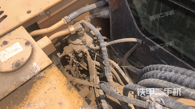 回转马达和主控阀（整机外观）