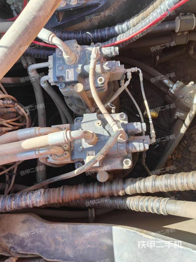 回转马达和主控阀（整机外观）